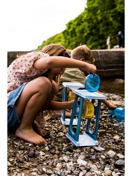 Lyseblå timeglas-formet sandmølle med gul propel indeni